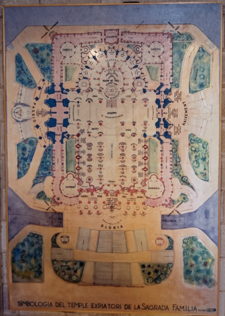 This is a reduced version of
a very large, full-color floor plan of la Sagrada Família and its grounds,
extensively annotated in Catalan. Some details follow in the article.