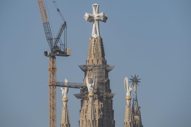 The top of very largest and tallest tower of the Sagrada
Família, surmounted by a truly enormous six-armed cross, and
surrounded by four smaller (but still enormous) spires representing
the four evangelists.